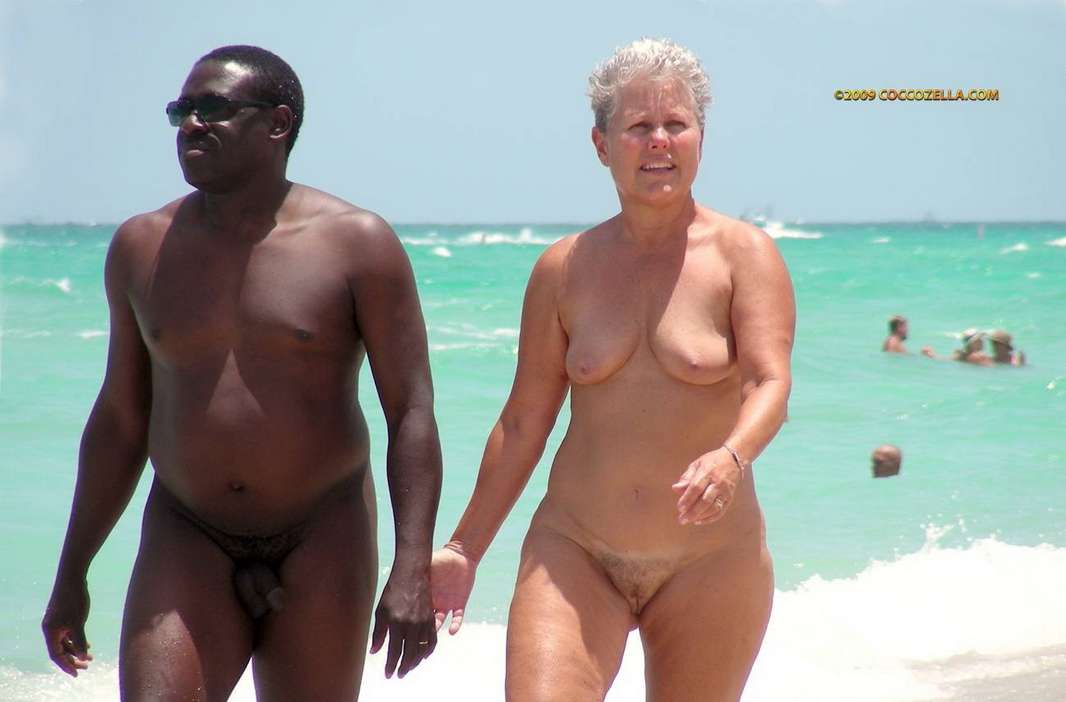 Des couples naturistes qui aiment passer leurs vacances a la plages