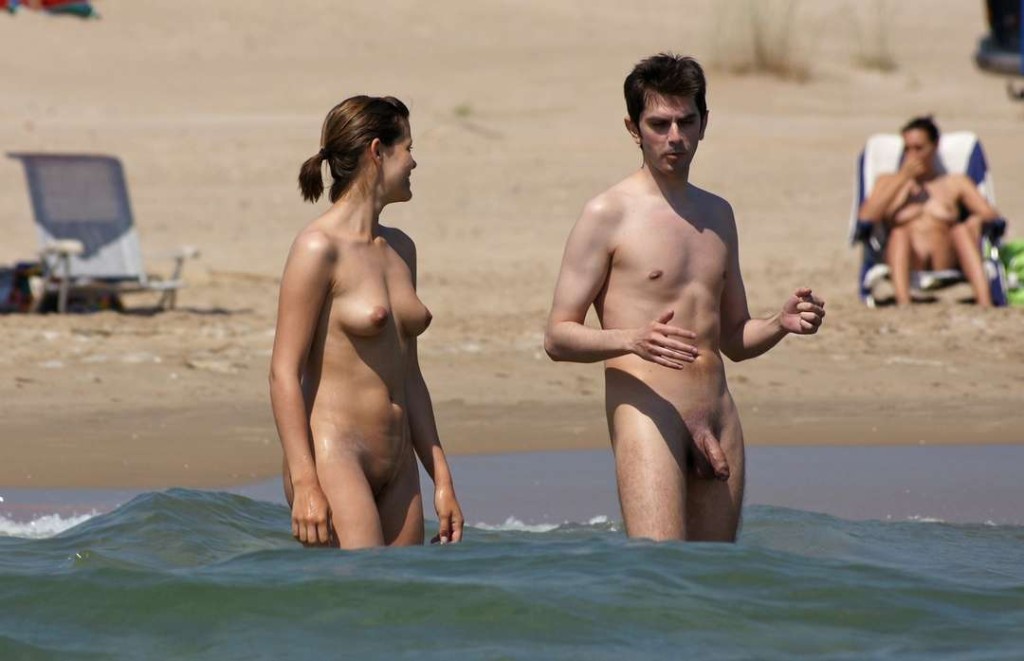 Des couples naturistes qui aiment passer leurs vacances à la plages nu plaisir com