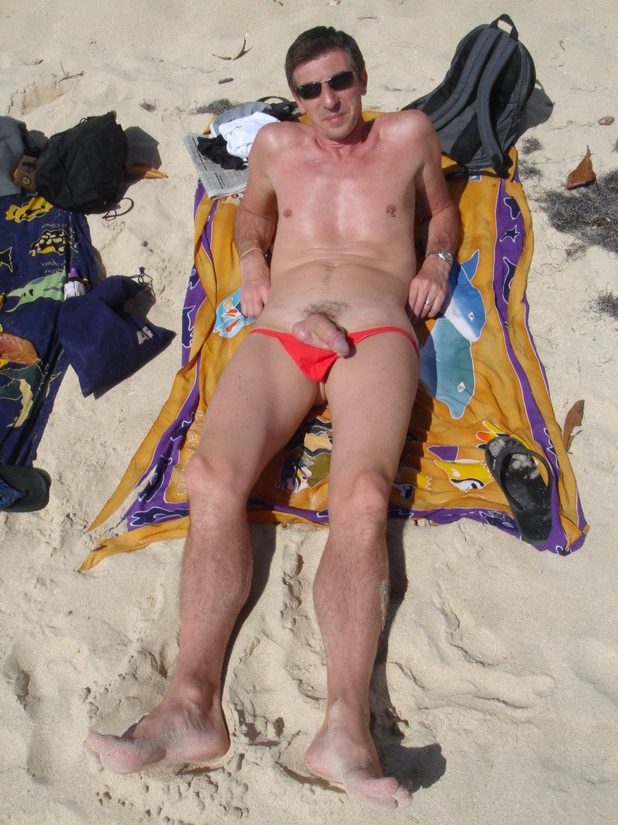 Des hommes nus et sexy sur la plage picture