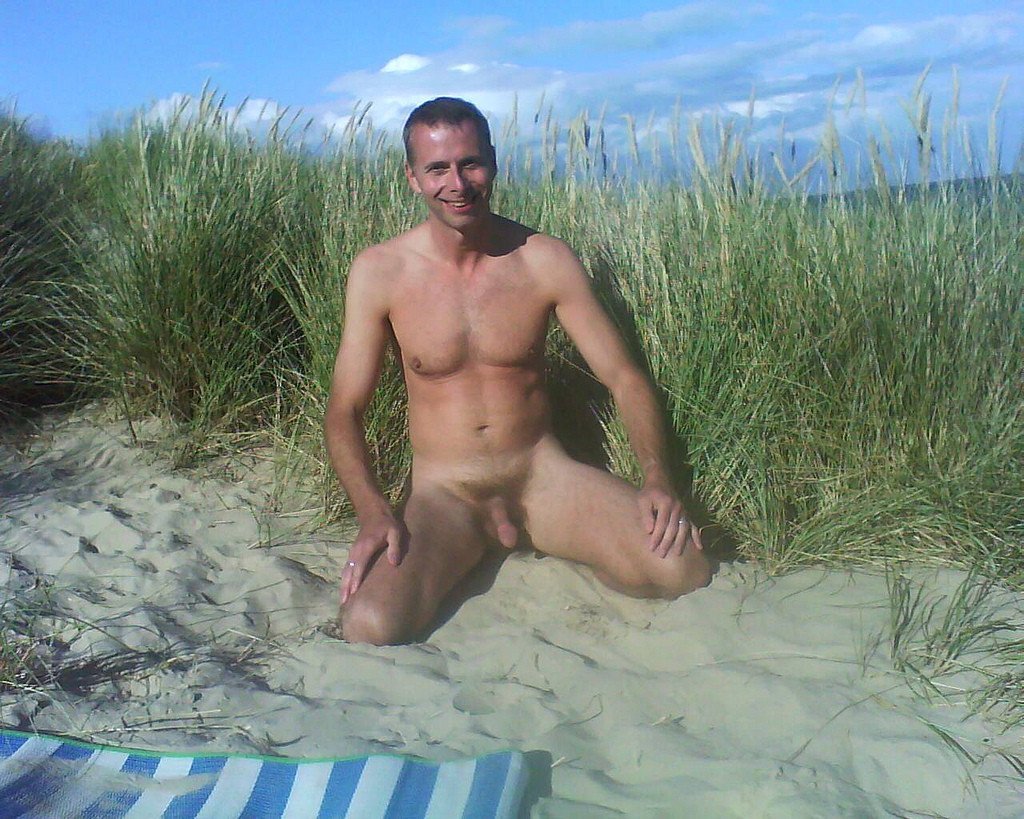 Des hommes nus et sexy sur la plage