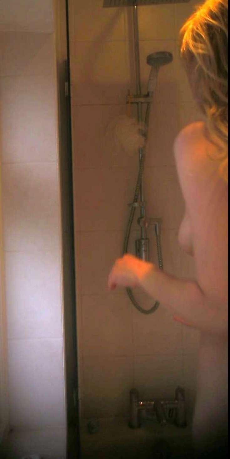 Jeune coquine prise en caméra voyeur sous la douche photo photo