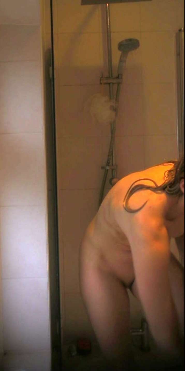 Jeune coquine prise en caméra voyeur sous la douche photo photo