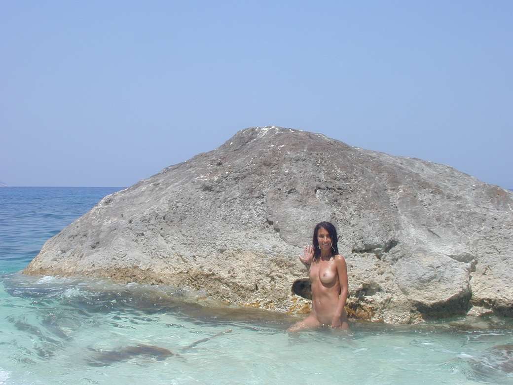 Belle femme italienne nue et vraiment bonne en vacances.