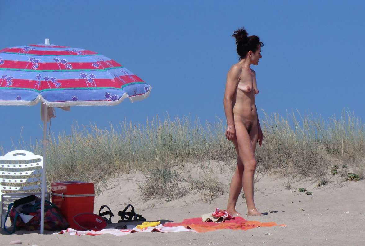 Mère fille nues à la plage