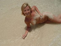 Une jolie blonde à découvrir nue sur la plage