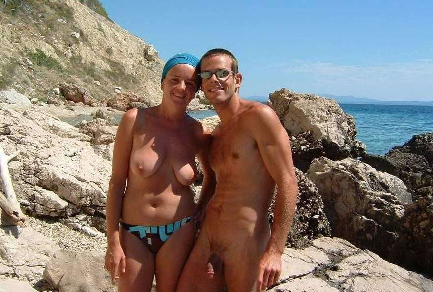 Couple à La Plage Monsieur Nu Madame Topless