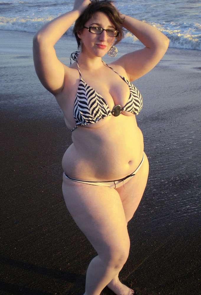 Filles grassouillettes en bikini sur la plage - 4plaisir.com