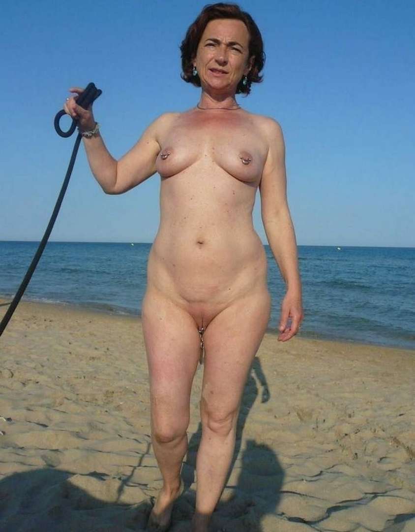 Femmes mûres naturistes aux gros seins nues sur la plage.
