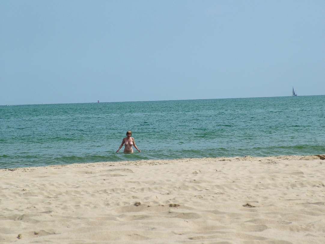 Femme mature nue à la plage espionnée par un voyeur