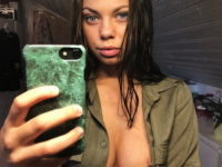 selfie_brunette_big_boobs_01