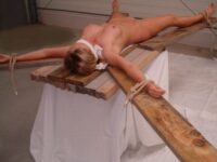 A 43 ans elle aime ça…être attachée et crucifiée